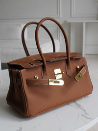 Sac Élan Bag Cognac en cuir véritable grainé, coutures blanches et finitions dorées – Firkin Jelly, photo réelle